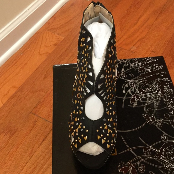 New Studded Pumps - Picture 3 of 4